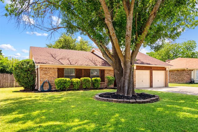1032 Kane Street, Benbrook, TX 76126