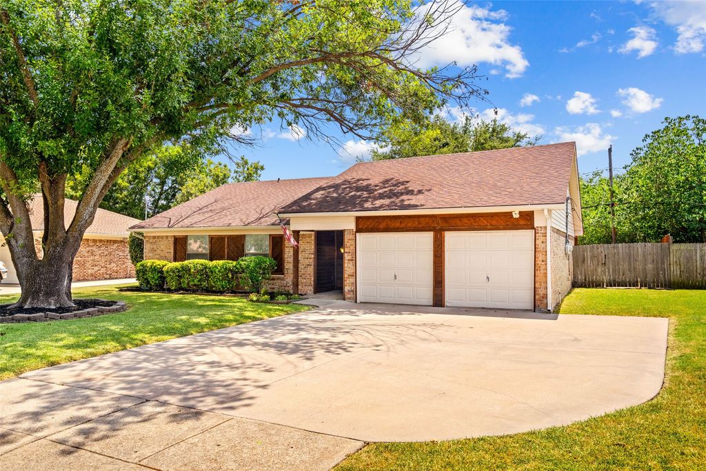 1032 Kane Street, Benbrook, TX 76126