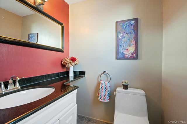 89 Nottingham Road, Manhasset Hills, NY 11040