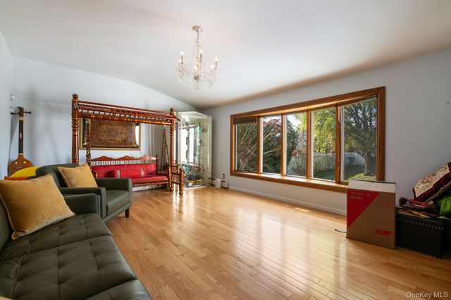 89 Nottingham Road, Manhasset Hills, NY 11040