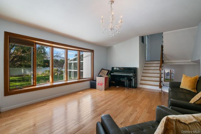 89 Nottingham Road, Manhasset Hills, NY 11040