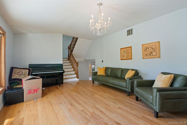 89 Nottingham Road, Manhasset Hills, NY 11040