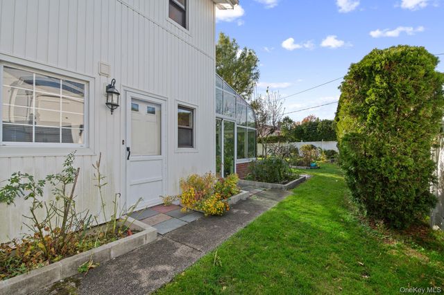 89 Nottingham Road, Manhasset Hills, NY 11040