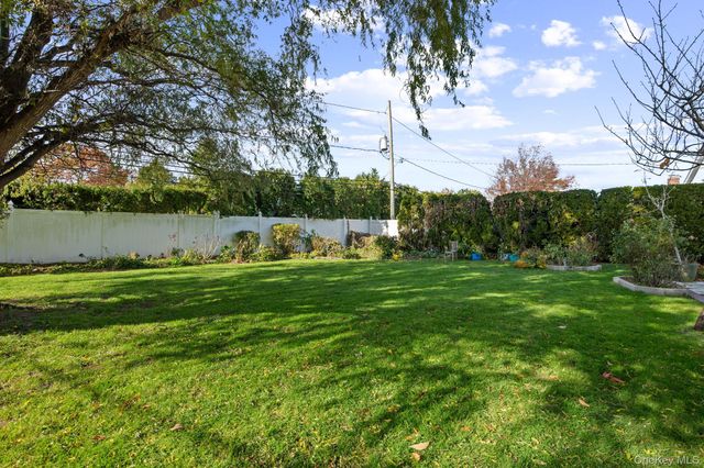 89 Nottingham Road, Manhasset Hills, NY 11040