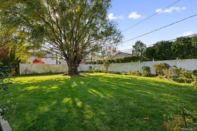 89 Nottingham Road, Manhasset Hills, NY 11040