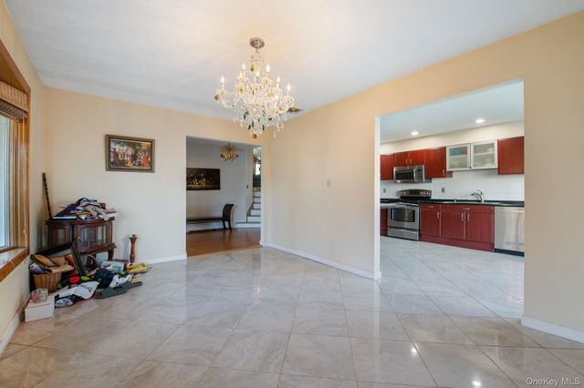 89 Nottingham Road, Manhasset Hills, NY 11040