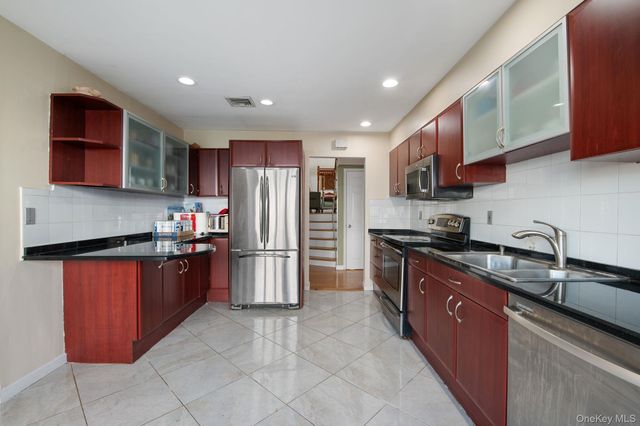 89 Nottingham Road, Manhasset Hills, NY 11040