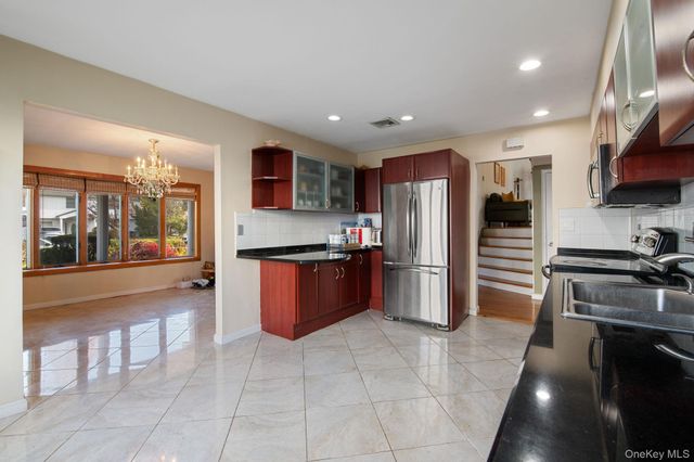 89 Nottingham Road, Manhasset Hills, NY 11040