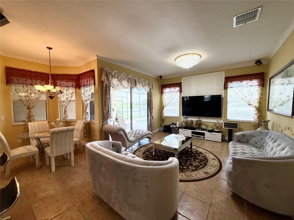 Image 12 of property listing at 646 CEDAR FOREST CIRCLE, Orlando, FL 32828