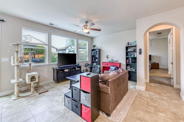 6180 E Providence Avenue, Fresno, CA 93727