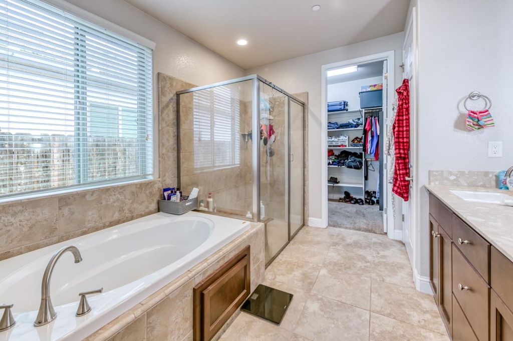 Image 25 of property listing at 6180 E Providence Avenue, Fresno, CA 93727