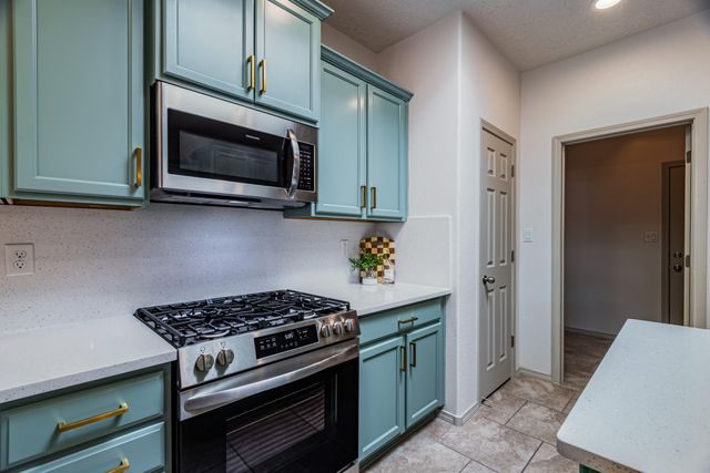 8620 Mock Heather Road NW, Albuquerque, NM 87120