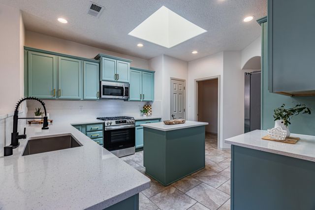 8620 Mock Heather Road NW, Albuquerque, NM 87120