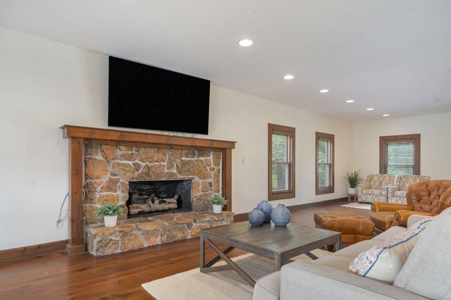 3995 E Apple Hill Lane, Springfield, MO 65802