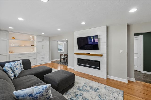 2074 NW 80th Court, Clive, IA 50325