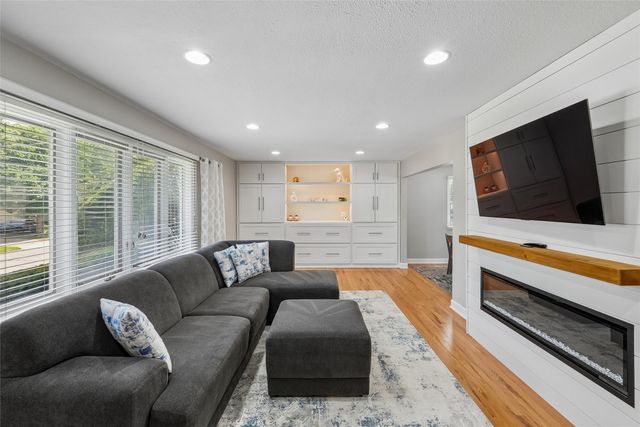 2074 NW 80th Court, Clive, IA 50325