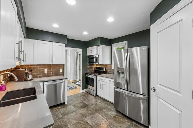 2074 NW 80th Court, Clive, IA 50325