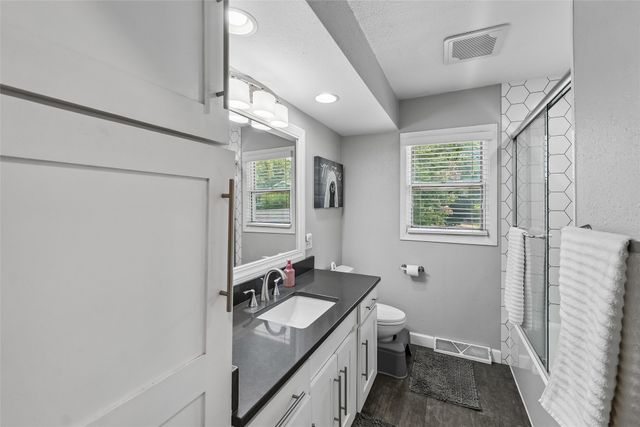 2074 NW 80th Court, Clive, IA 50325
