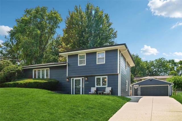 2074 NW 80th Court, Clive, IA 50325