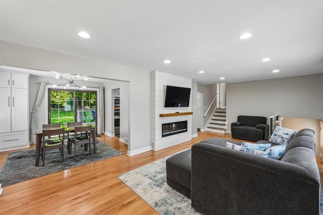2074 NW 80th Court, Clive, IA 50325