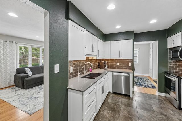 2074 NW 80th Court, Clive, IA 50325