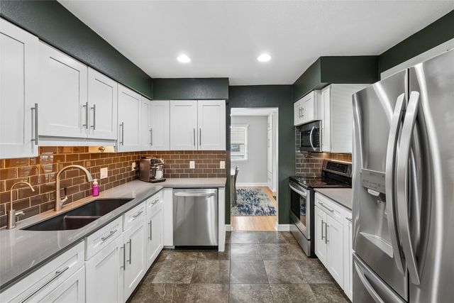 2074 NW 80th Court, Clive, IA 50325