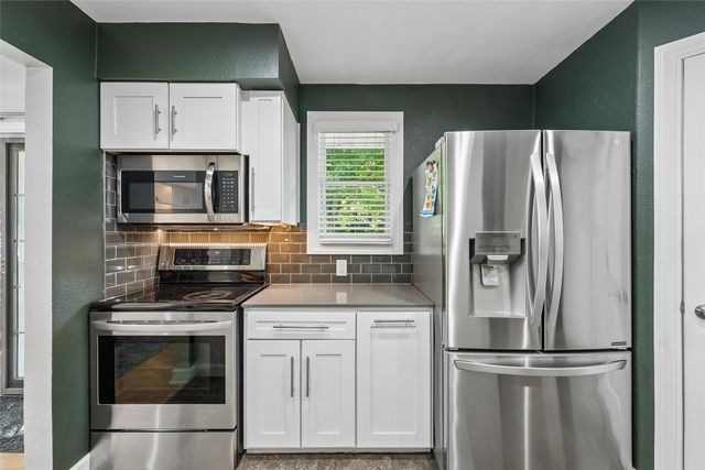 2074 NW 80th Court, Clive, IA 50325