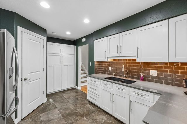 2074 NW 80th Court, Clive, IA 50325