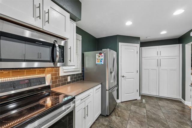 2074 NW 80th Court, Clive, IA 50325