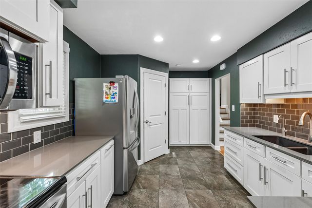 2074 NW 80th Court, Clive, IA 50325