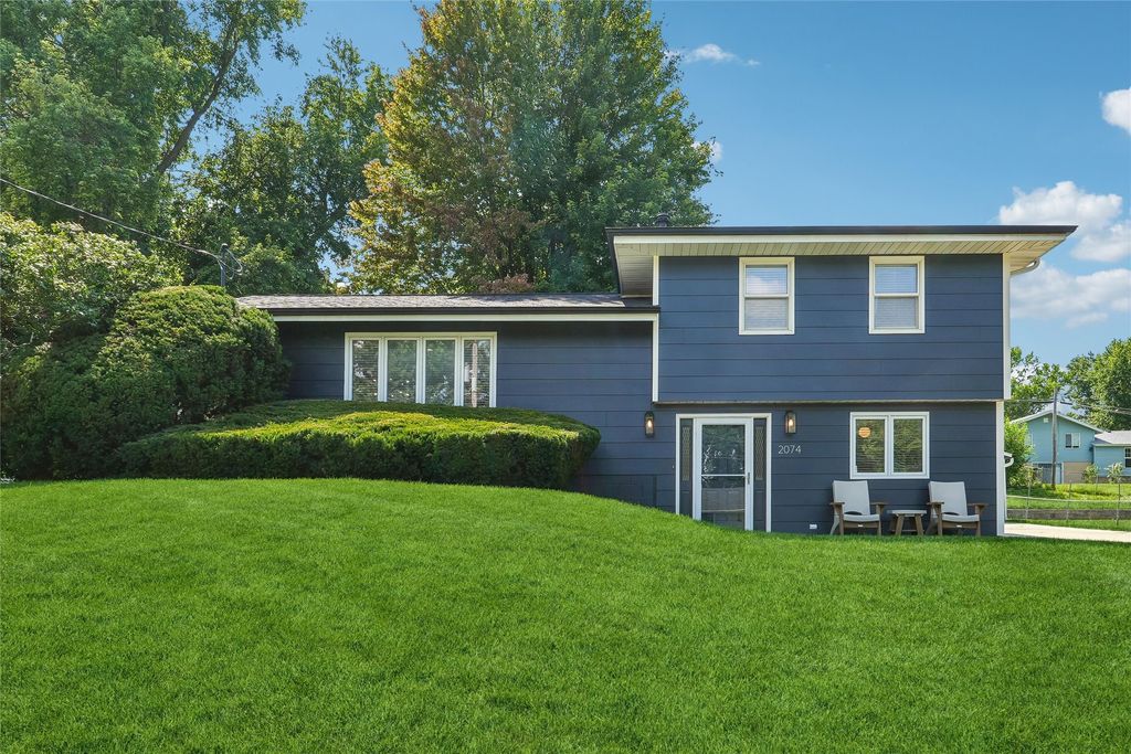 2074 NW 80th Court, Clive, IA 50325