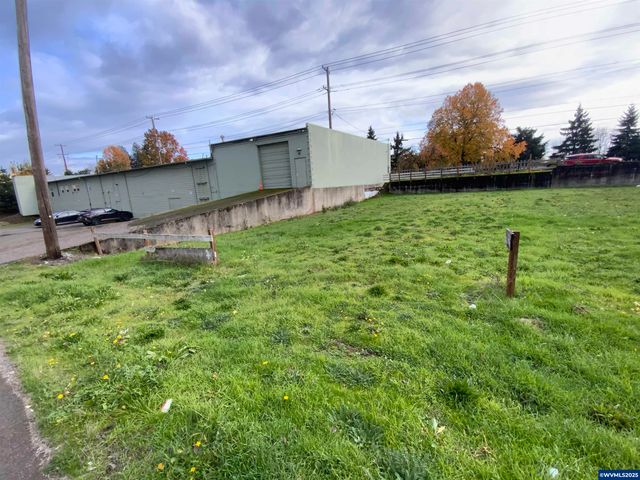 795 Edgewater St NW, Salem, OR 97304