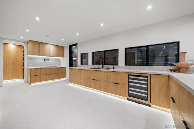 7376 Fay Ave, La Jolla, CA 92037