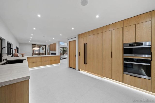 7376 Fay Ave, La Jolla, CA 92037