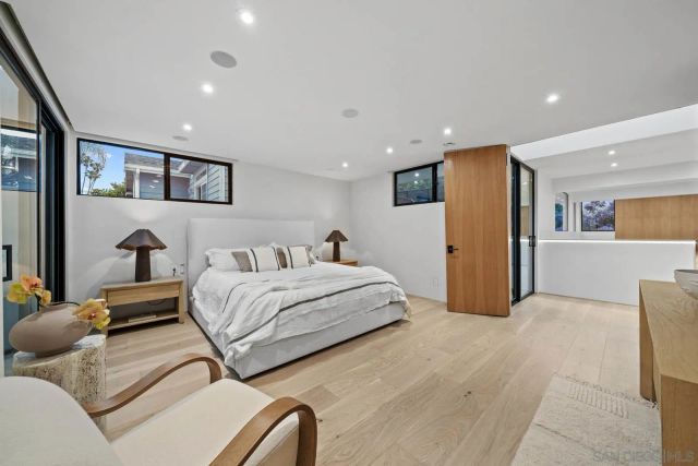 7376 Fay Ave, La Jolla, CA 92037