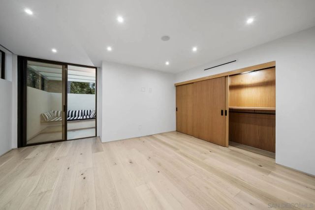 7376 Fay Ave, La Jolla, CA 92037