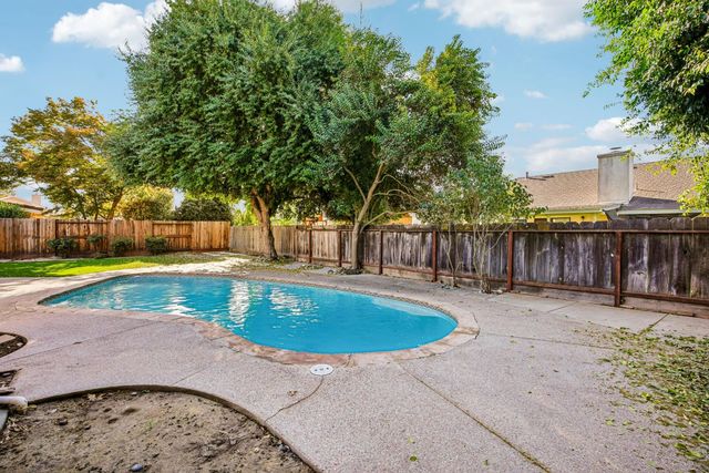 2100 Sandpoint Dr, Modesto, CA 95358