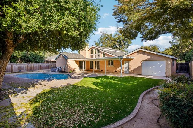 2100 Sandpoint Dr, Modesto, CA 95358