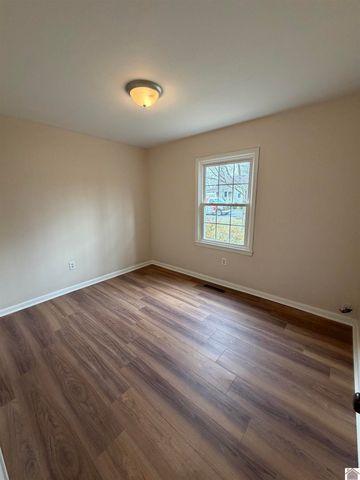 3233 Pines Road, Paducah, KY 42001