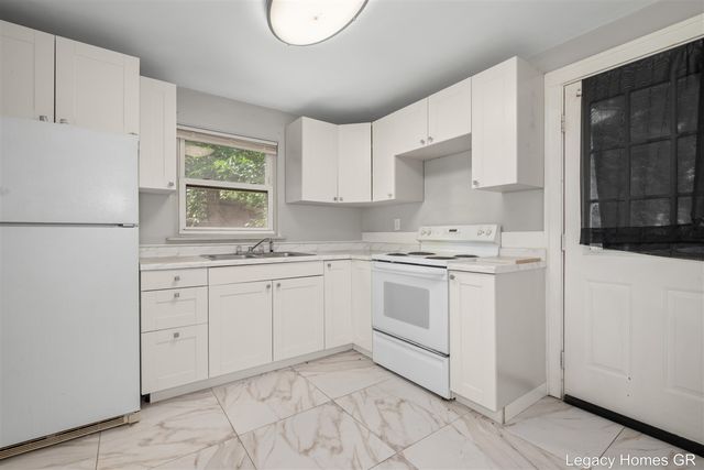 224-226 Maple Street, Parchment, MI 49004