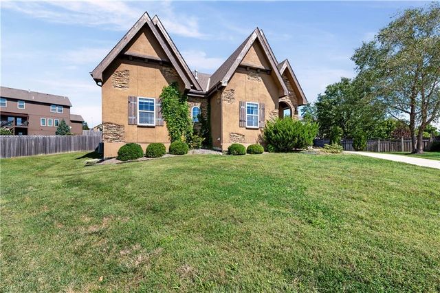 1302 Aberdeen Circle, Raymore, MO 64083