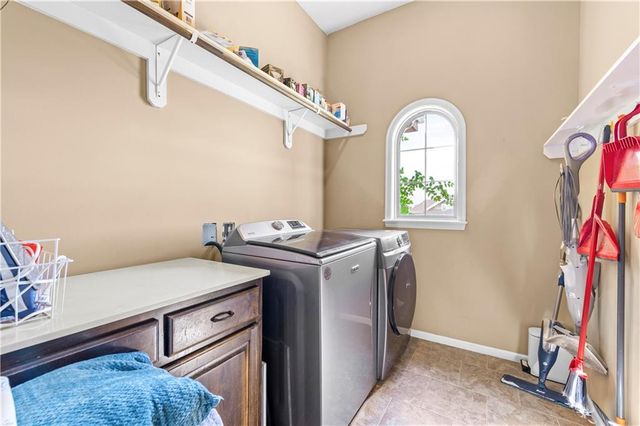1302 Aberdeen Circle, Raymore, MO 64083