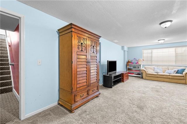 1302 Aberdeen Circle, Raymore, MO 64083