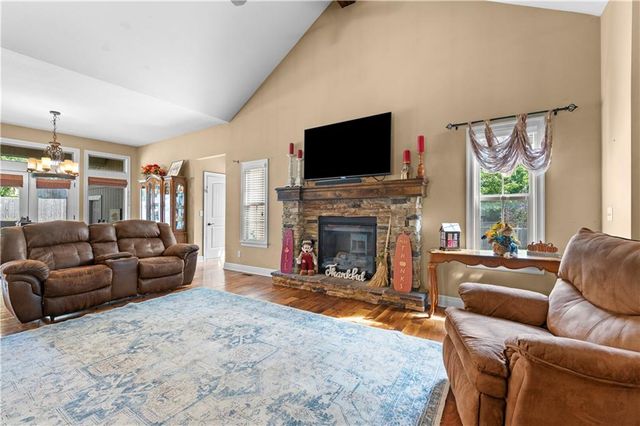 1302 Aberdeen Circle, Raymore, MO 64083