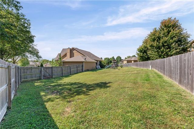 1302 Aberdeen Circle, Raymore, MO 64083