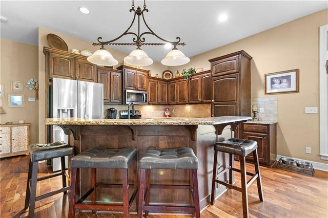 1302 Aberdeen Circle, Raymore, MO 64083