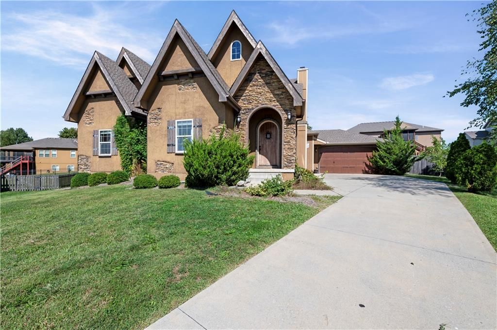 1302 Aberdeen Circle, Raymore, MO 64083