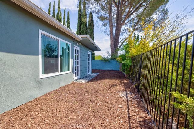 23041 La Granja, Valencia, CA 91354