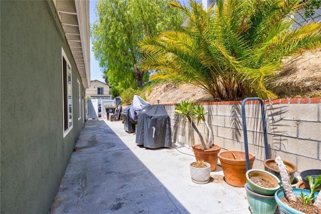 23041 La Granja, Valencia, CA 91354