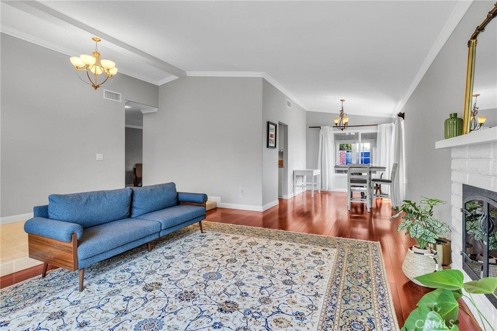 23041 La Granja, Valencia, CA 91354
